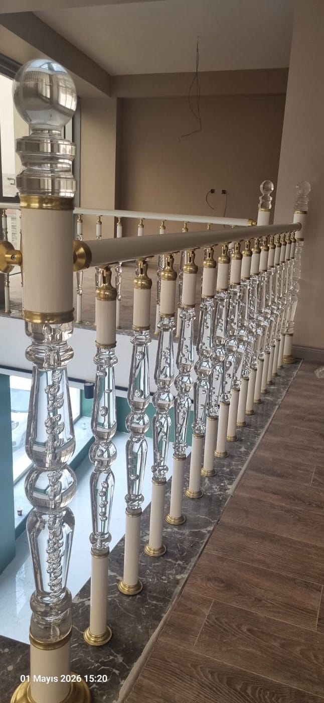 Şeffaf işlemeli kristal küpeşte dikmeleriyle kat korkuluğu uygulaması